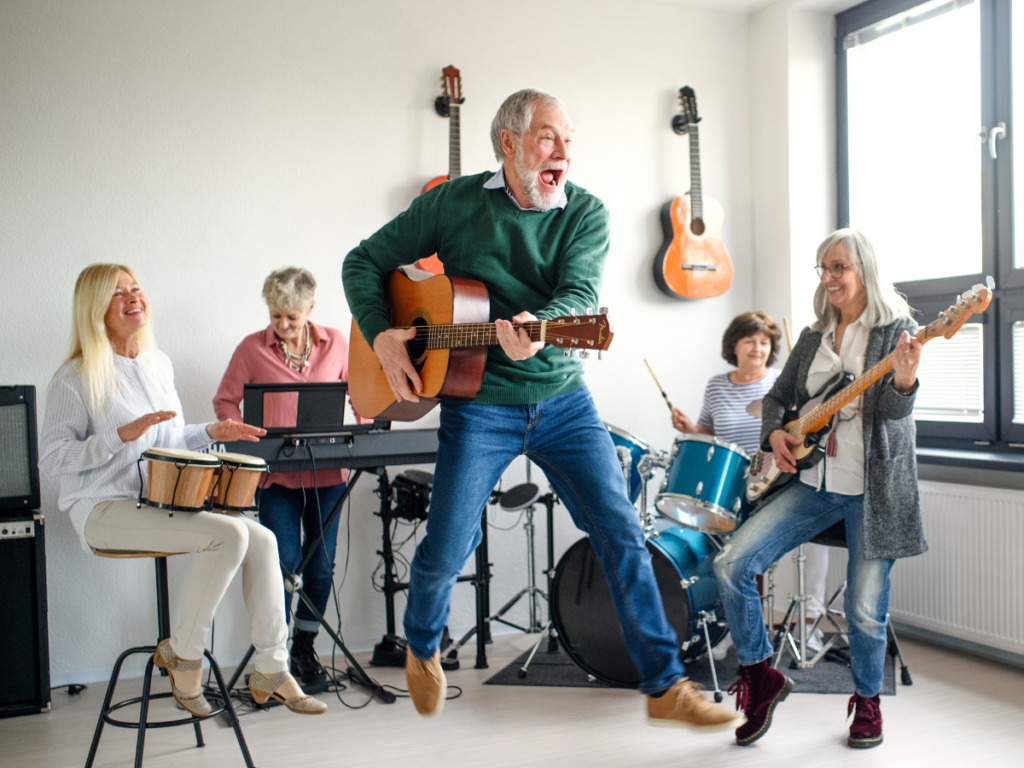 Come tenere attiva la mente degli anziani con la musicoterapia