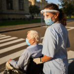 assistenza-anziani-coronavirus-passeggiata