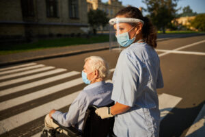 assistenza-anziani-coronavirus-passeggiata