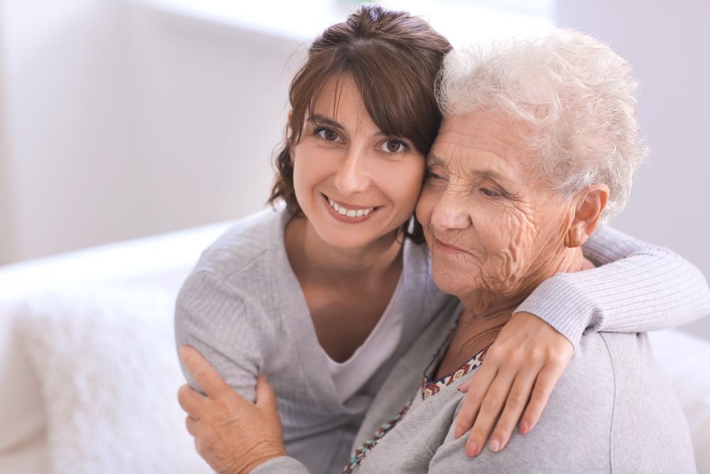 caregiver-familiare-requisiti-figlia-madre-anziana