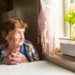 vulnerabilità-anziani-donna-guarda-fuori