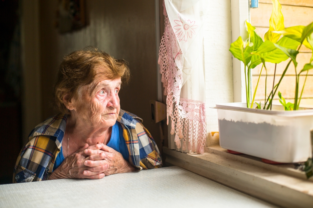 vulnerabilità-anziani-donna-guarda-fuori